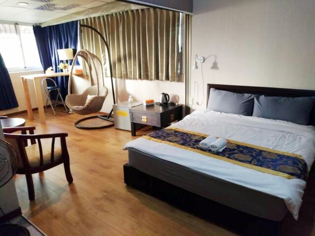 Room 8051 台南市區，生活機能佳，近成大(NCKU 1KM)，2人套房，10坪(約30m2)